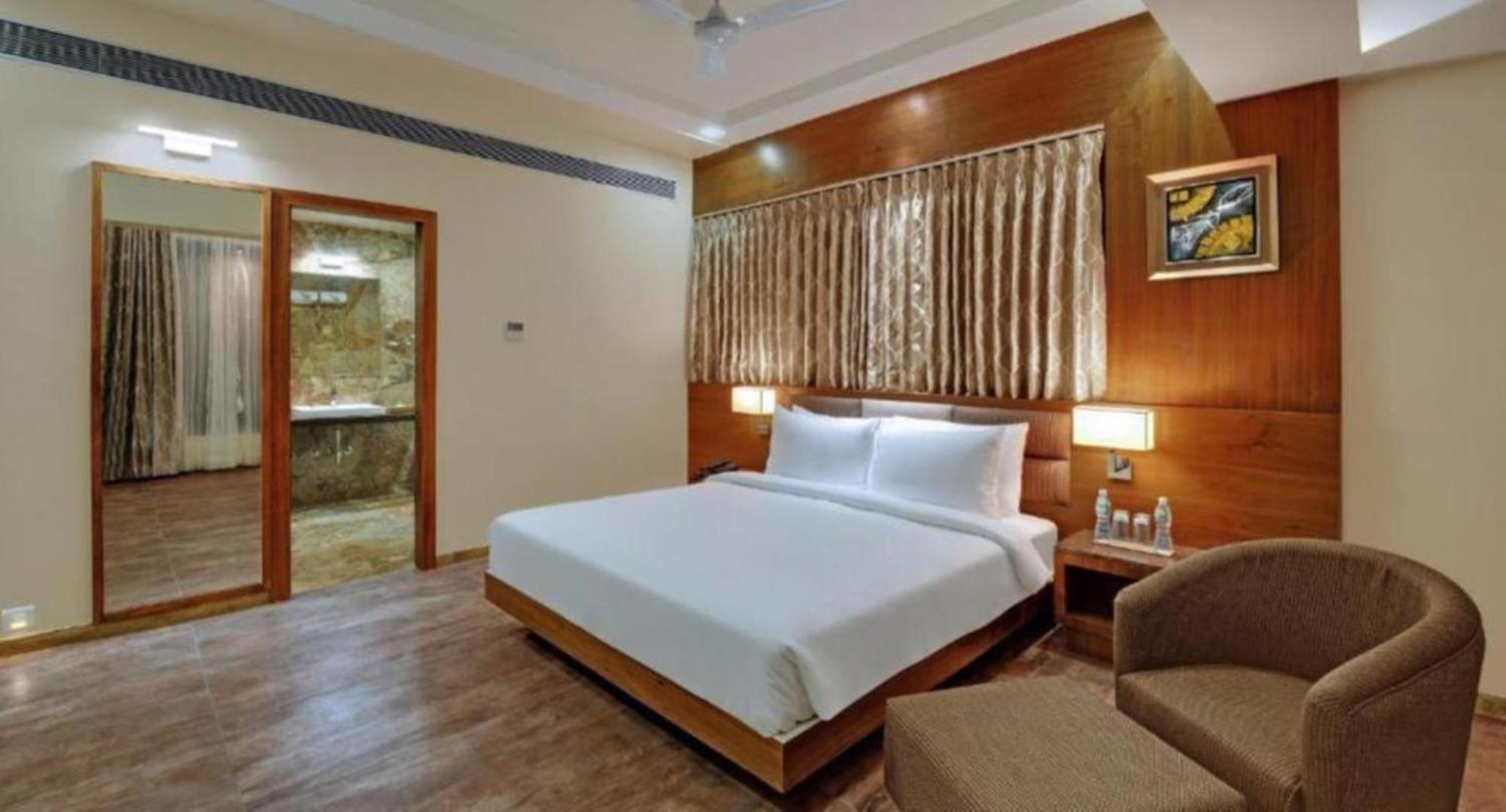 Hotel Seven Inn Near Delhi Airport نيودلهي المظهر الخارجي الصورة